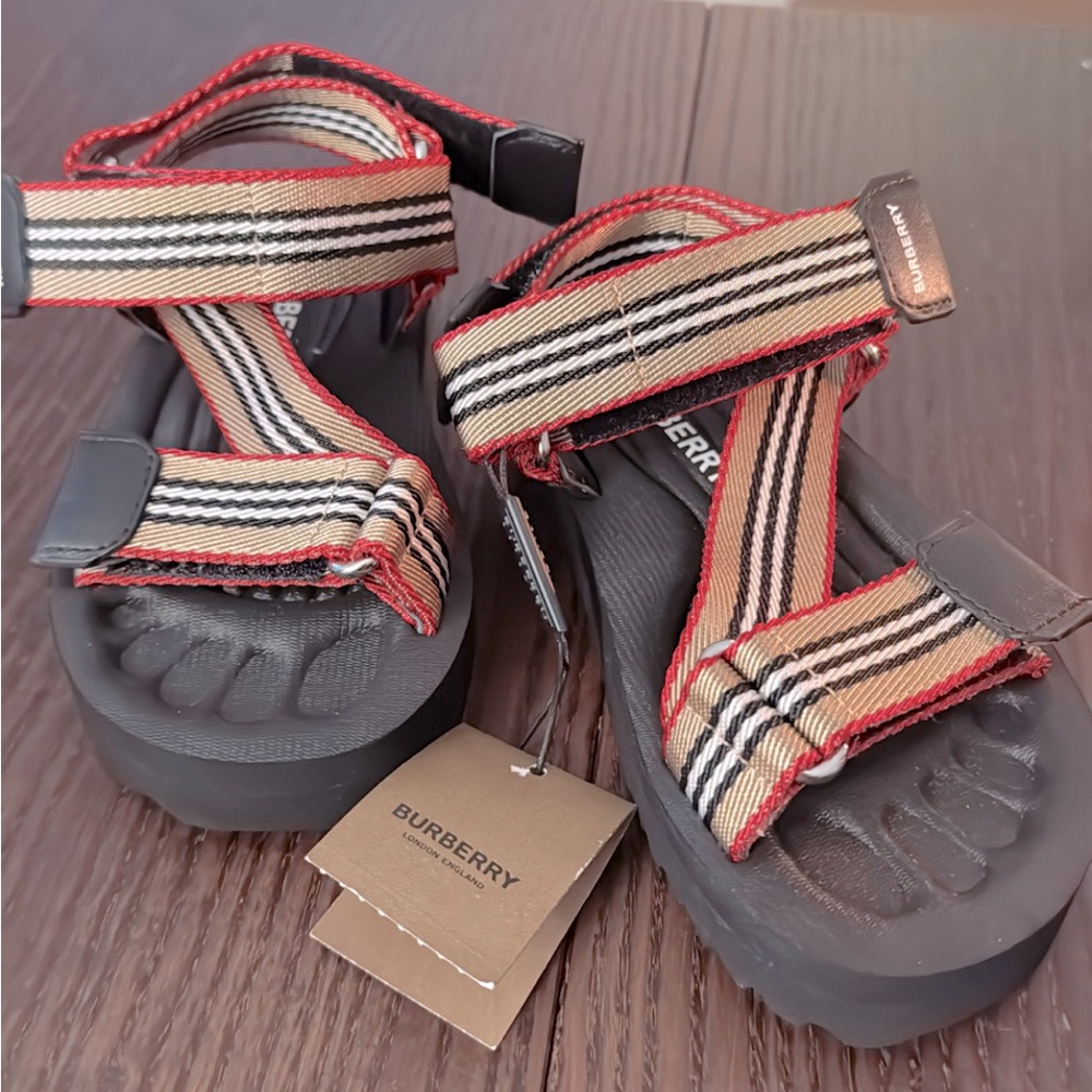 BURBERRY BRAND NEW 
Little Kid's & Kid's Mini Patterson
Stripe Sport Sandals